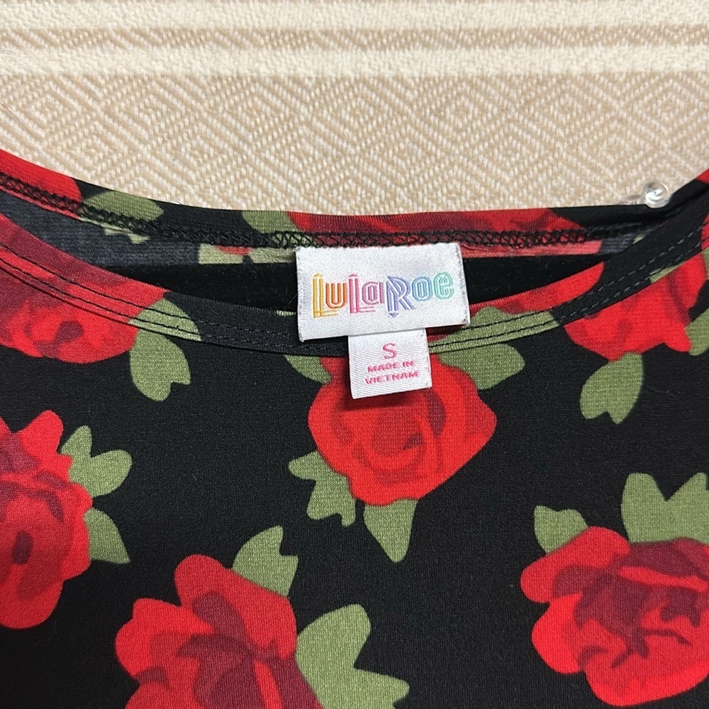 Gorgeous oversized‎ loose fitting black blouse with red roses. - Picture 4 of 8